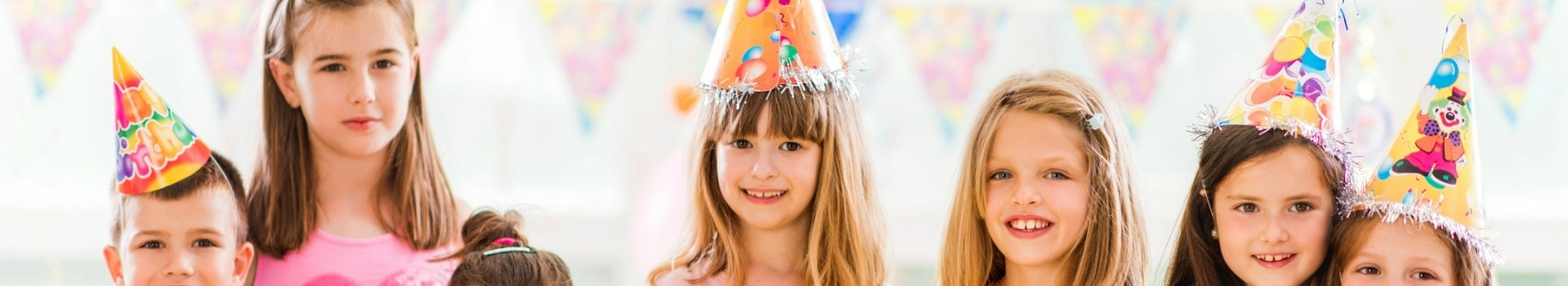 Dzieci z czapkami urodzinowymi